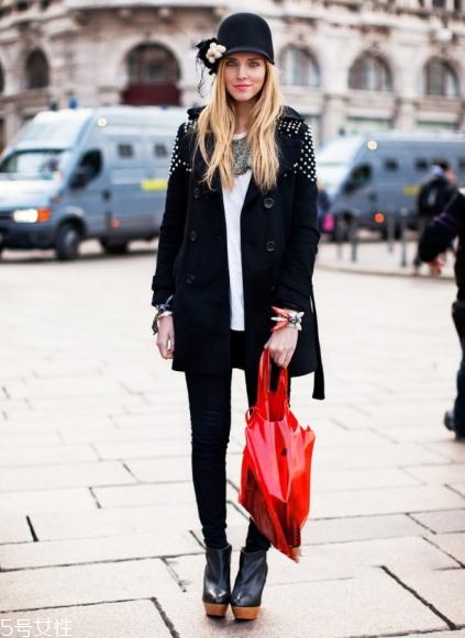 大红色包包好看吗,大红色包包百搭吗