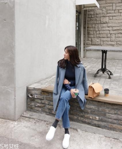 蓝色大衣的搭配,蓝色大衣配什么颜色内搭