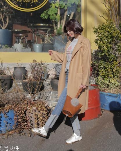 卡其色大衣如何搭配,卡其色大衣搭配什么颜色内搭 卡其色大衣如何搭配,卡其色大衣搭配什么颜色内搭