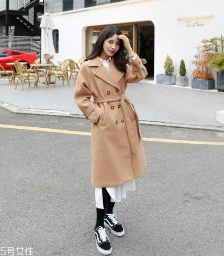 大衣经典色是什么颜色,卡其色大衣搭配什么颜色内搭好看