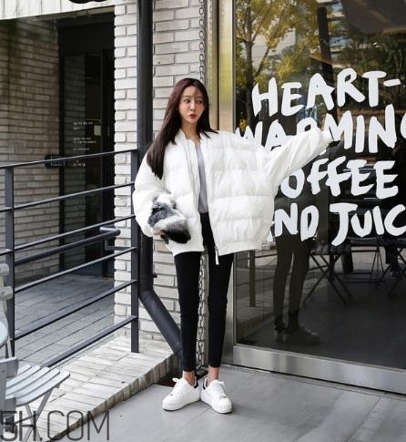 白色面包服好看吗,面包服白色还是黑色好看?