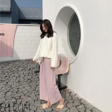 绿色配什么颜色裤子好看,粉色裤子配什么颜色的上衣?