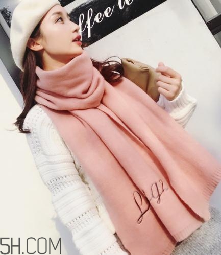 粉色围巾百搭吗,粉色围巾好搭衣服吗