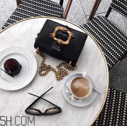 prada适合什么年龄段,prada包怎么样