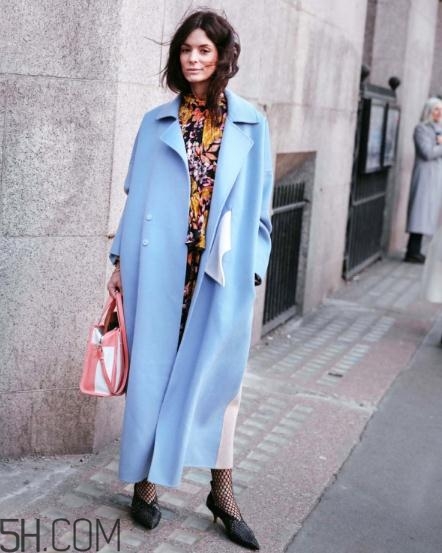 黑色衣服配粉色包包好看吗,粉色包包好看吗