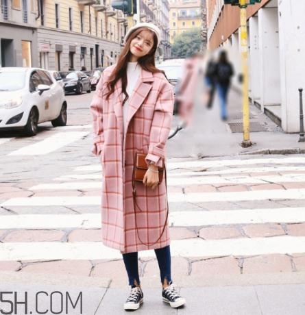 粉色大衣适合什么人穿,粉色大衣适合什么肤色的人