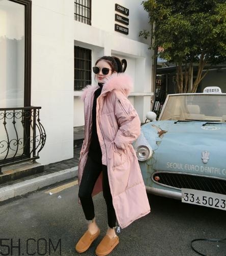 粉色长款羽绒服适合什么人穿,粉色羽绒服适合什么肤色