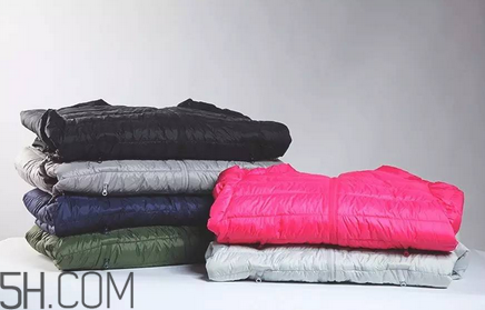 羽绒服怎么叠省空间,羽绒服怎么叠省空间视频