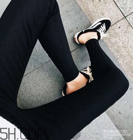 怎样洗牛仔裤不掉颜色,新买的裤子掉色怎么办 黑色