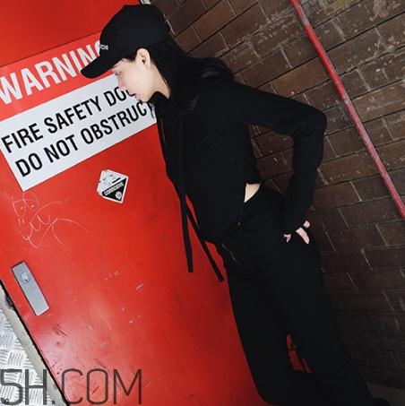 黑色衣服为什么粘毛毛,黑色衣服为什么粘毛怎么处理 黑色衣服为什么粘毛毛,黑色衣服为什么粘毛怎么处理