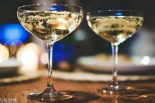 喝香槟用什么杯子(香槟杯)
