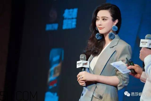 毛球耳环搭配什么衣服,穿毛衣搭配什么耳环