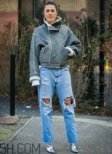 破洞牛仔裤怎么搭配,牛仔裤破洞在哪个位置最好看 破洞牛仔裤怎么搭配,牛仔裤破洞在哪个位置最好看