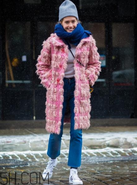 牛仔裤怎么洗才不褪色,牛仔裤怎么洗不掉色最有效的方法