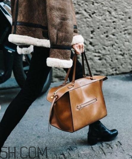 焦糖色包包适合什么年龄,焦糖色的包包好看吗