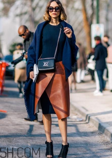 焦糖色的半身裙配什么,焦糖色半身裙和什么颜色搭配