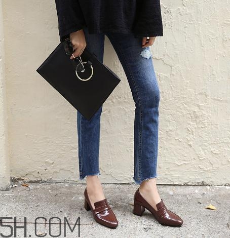 棕色皮鞋怎么擦才能亮,棕色皮鞋用什么擦干净