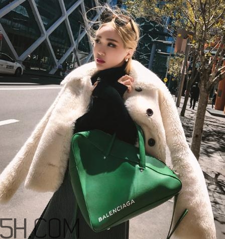 皮草粘了胶怎么清洗,皮草上弄上胶怎么办 皮草粘了胶怎么清洗,皮草上弄上胶怎么办