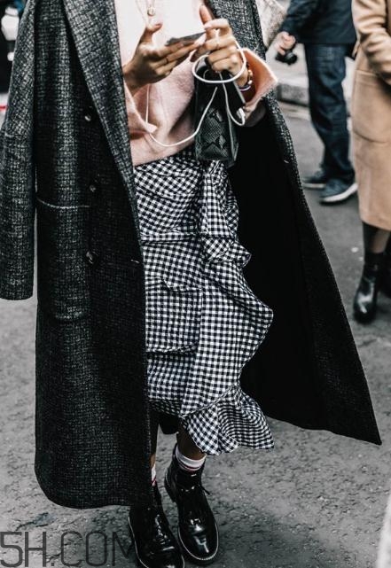 灰色大衣适合什么人穿,灰色格子大衣怎么搭配