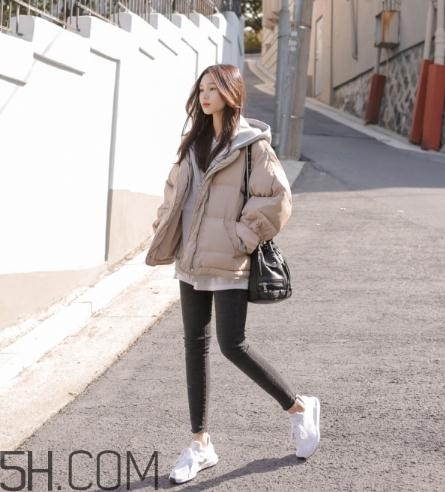 米色羽绒服适合什么肤色的人穿,米色羽绒服好看吗