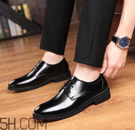 皮鞋被水泡后怎么处理,皮鞋被水泡了怎么处理