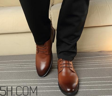 翻毛皮鞋可以用吹风机吹吗,皮鞋可以用吹风机吹吗?