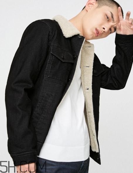 灯芯绒衣服粘毛吗,灯芯绒衣服容易粘毛吗