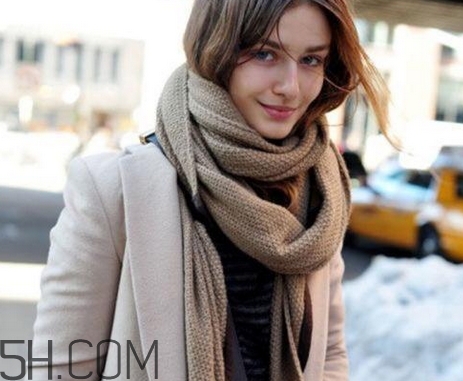 怎样戴围巾好看又保暖,围巾怎么戴最好看