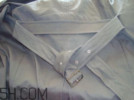 巴宝莉男士风衣腰带后系法图解,风衣腰带后系法图解