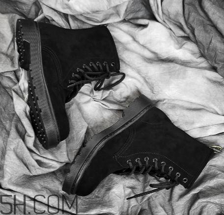 马丁靴硌脚怎么办,马丁靴脚背硌脚怎么办