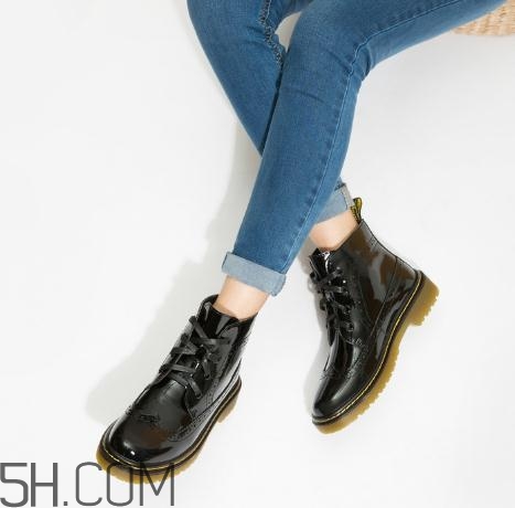 马丁靴能碰水吗,马丁靴沾水会怎么样