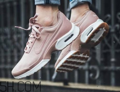 运动鞋是大一码好还是穿刚好的好,运动鞋买大还是买小点好