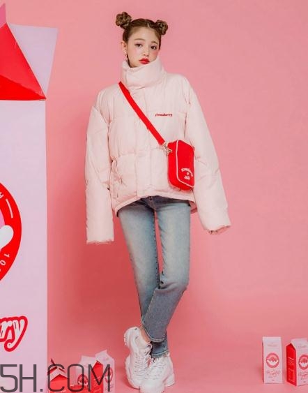 粉色长款羽绒服适合什么人穿,粉色羽绒服适合什么肤色