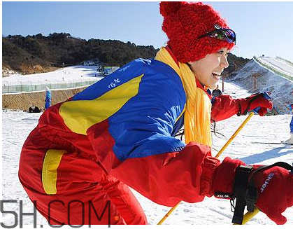 滑雪服和冲锋衣哪个好,滑雪服和冲锋衣区别 滑雪服和冲锋衣哪个好,滑雪服和冲锋衣区别