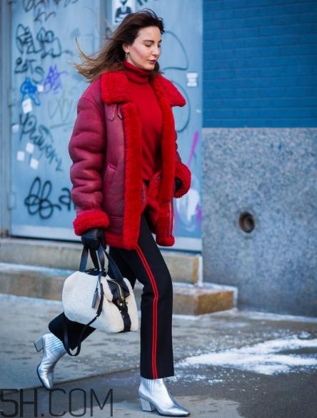 白色包包怎么搭配衣服,白色包包怎么搭配