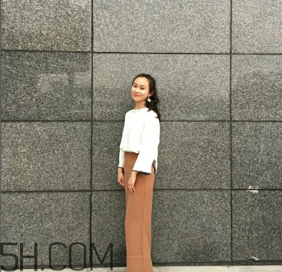 焦糖色裤子的搭配,焦糖色裤子搭配什么颜色外套