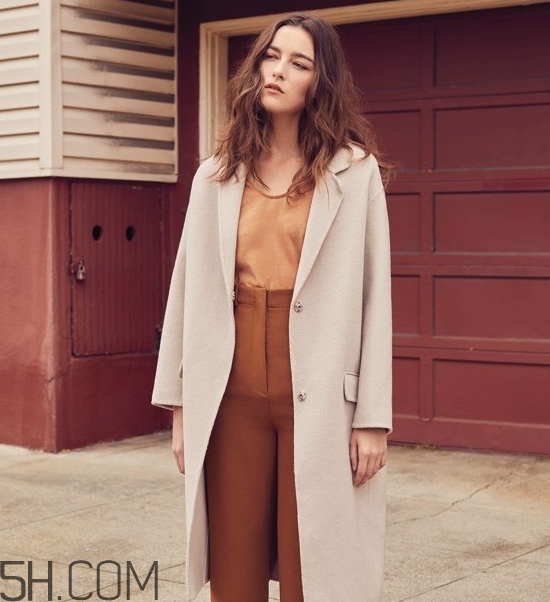 焦糖色裤子的搭配,焦糖色裤子搭配什么颜色外套 焦糖色裤子的搭配,焦糖色裤子搭配什么颜色外套