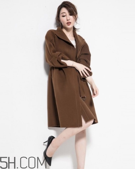 焦糖色风衣配什么颜色内搭,焦糖色的风衣里面配什么好 焦糖色风衣配什么颜色内搭,焦糖色的风衣里面配什么好