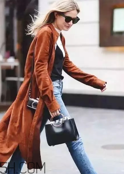 焦糖色风衣搭配裤子图片,焦糖色风衣配什么颜色的内搭好看