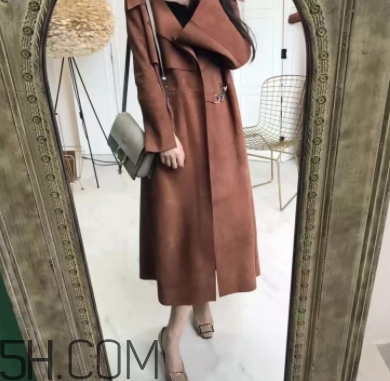 焦糖色风衣配什么颜色内搭,焦糖色风衣外套的8种搭配方法