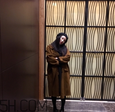 焦糖色大衣配什么裤子,焦糖色裤子配什么颜色上衣