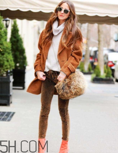 焦糖色大衣配什么颜色围巾好看,焦糖色大衣里面套什么打底衫好看 焦糖色大衣配什么颜色围巾好看,焦糖色大衣里面套什么打底衫好看