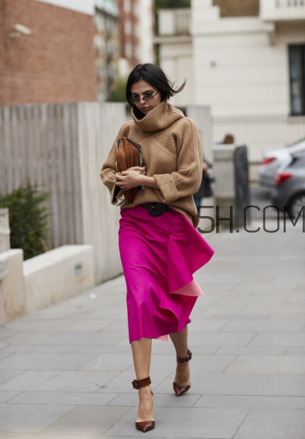 驼色毛衣适合什么肤色的人,驼色毛衣好搭配衣服吗