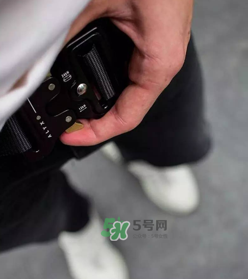 alyx腰带怎么穿进裤子,alyx腰带系法图解 alyx腰带怎么穿进裤子,alyx腰带系法图解