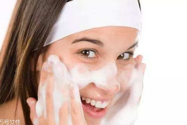 激素脸如何洁面(激素脸怎么洗脸)
