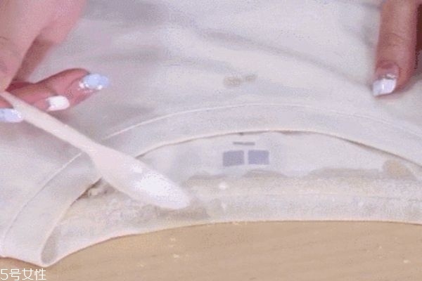 清洗衣服上油漆(如何清洗衣服上的油漆)