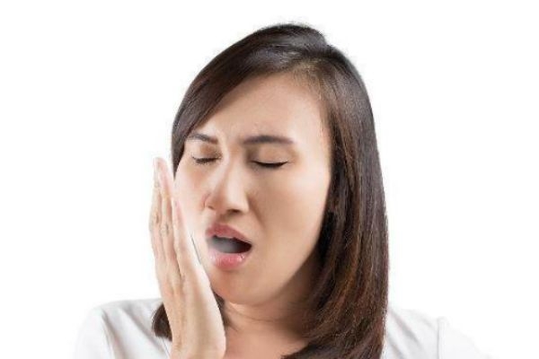 口气清新剂可以出去蒜味(怎么去除蒜味的口气)