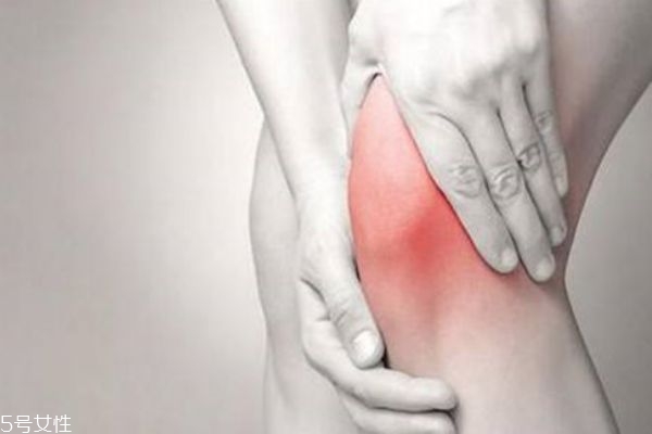 风湿性关节炎的主要症状(风湿性的关节炎什么症状)