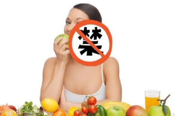 服药前后少食水果(吃药前吃水果)