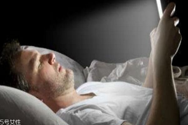 关灯玩手机的危害(关灯玩手机的危害性) 关灯玩手机的危害(关灯玩手机的危害性)